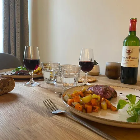 Exceptionnel ! Superbe Refait A Neuf En Rez-de-chaussee Avec Parking Prive