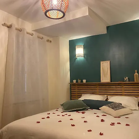 Exceptionnel ! Superbe Refait A Neuf En Rez-de-chaussee Avec Parking Prive *